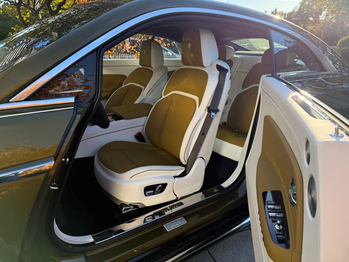 Rolls-Royce Spectre 2024, vue arrière — Marbella Super Car Rental, Marbella. Rolls-Royce Spectre in Marbella La location de la Rolls-Royce Spectre à Marbella offre…