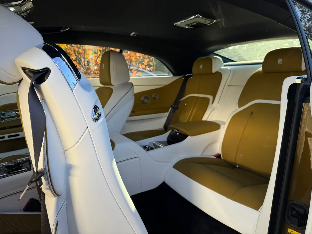 Rolls-Royce Spectre 2024, intérieur — Marbella Super Car Rental, Marbella. Rolls-Royce Spectre in Marbella La location de la Rolls-Royce Spectre à Marbella offre…