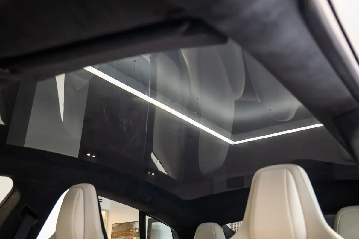 Tesla Model S Plaid 2025, extérieur — Marbella Super Car Rental, Marbella. Tesla Model S Plaid in Marbella Louer la Tesla Model S Plaid à Marbella permet de…