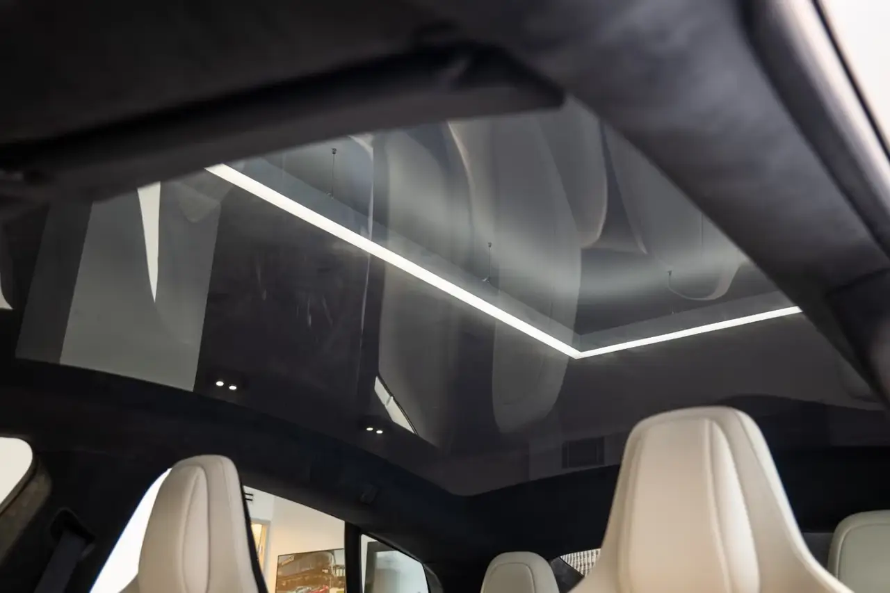 Tesla Model S Plaid 2025, extérieur — Marbella Super Car Rental, Marbella. Tesla Model S Plaid in Marbella Louer la Tesla Model S Plaid à Marbella permet de…