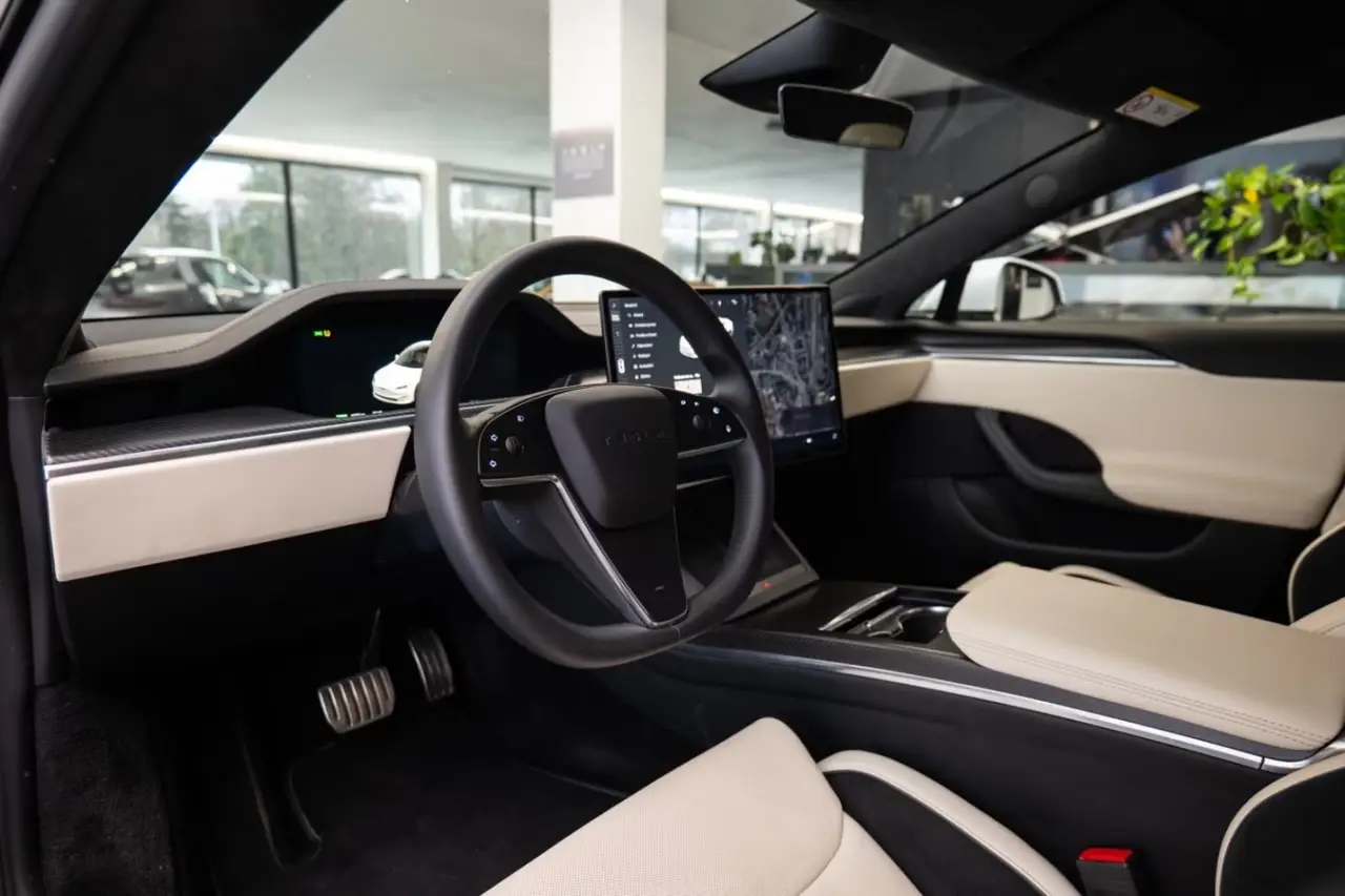 Tesla Model S Plaid 2025, vue avant — Marbella Super Car Rental, Marbella. Tesla Model S Plaid in Marbella Louer la Tesla Model S Plaid à Marbella permet de…