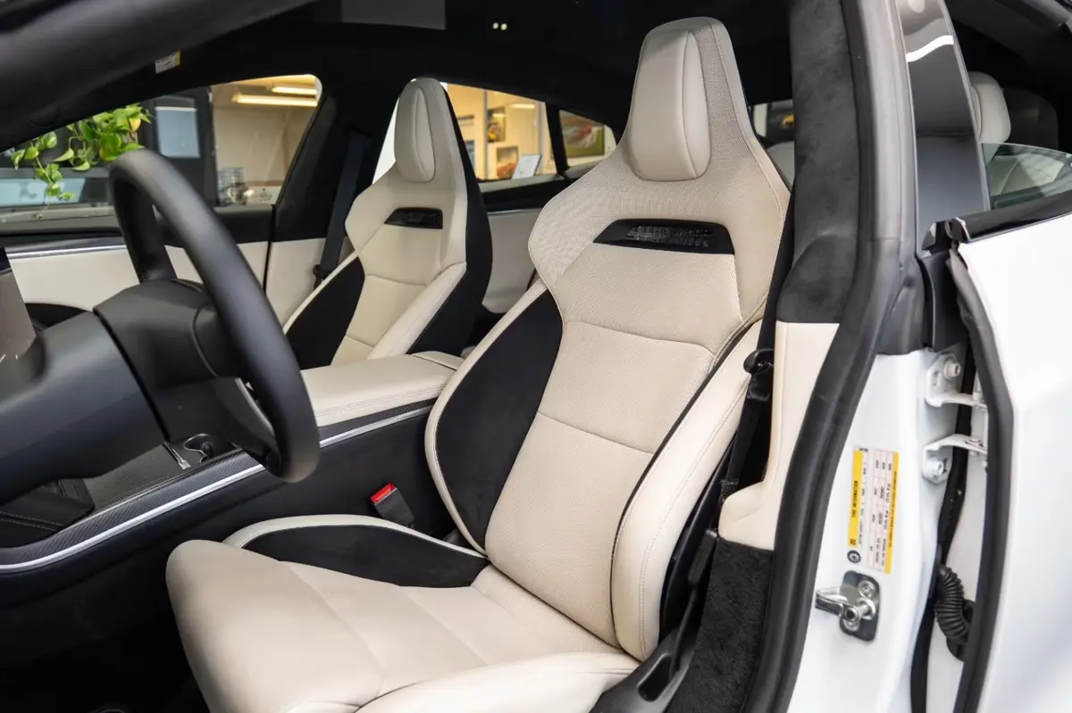 Tesla Model S Plaid 2025, vue arrière — Marbella Super Car Rental, Marbella. Tesla Model S Plaid in Marbella Louer la Tesla Model S Plaid à Marbella permet de…