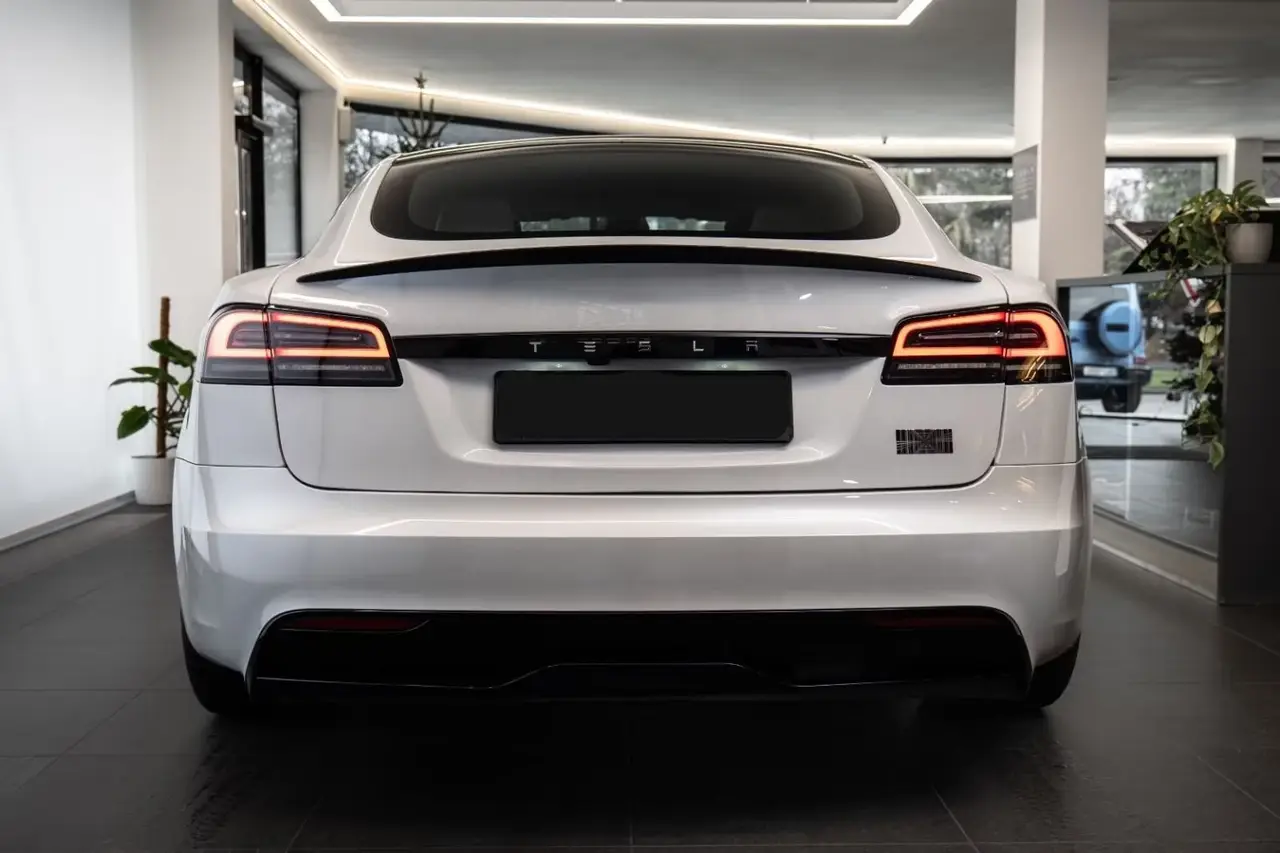 Tesla Model S Plaid 2025, intérieur — Marbella Super Car Rental, Marbella. Tesla Model S Plaid in Marbella Louer la Tesla Model S Plaid à Marbella permet de…