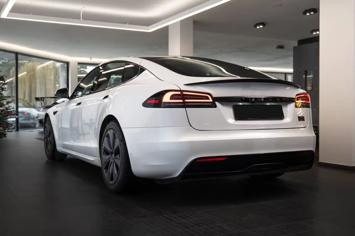 Tesla Model S Plaid 2025, tableau de bord — Marbella Super Car Rental, Marbella. Tesla Model S Plaid in Marbella Louer la Tesla Model S Plaid à Marbella permet de…