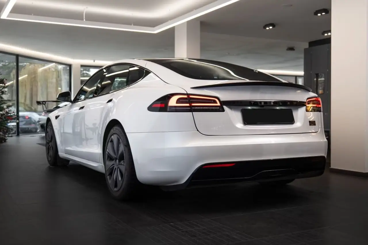 Tesla Model S Plaid 2025, tableau de bord — Marbella Super Car Rental, Marbella. Tesla Model S Plaid in Marbella Louer la Tesla Model S Plaid à Marbella permet de…