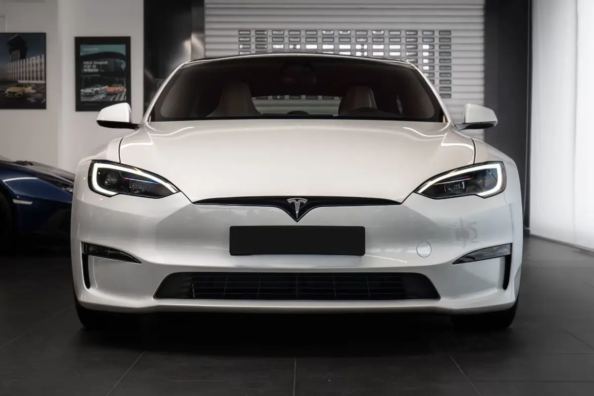 Tesla Model S Plaid 2025, profil latéral — Marbella Super Car Rental, Marbella. Tesla Model S Plaid in Marbella Louer la Tesla Model S Plaid à Marbella permet de…