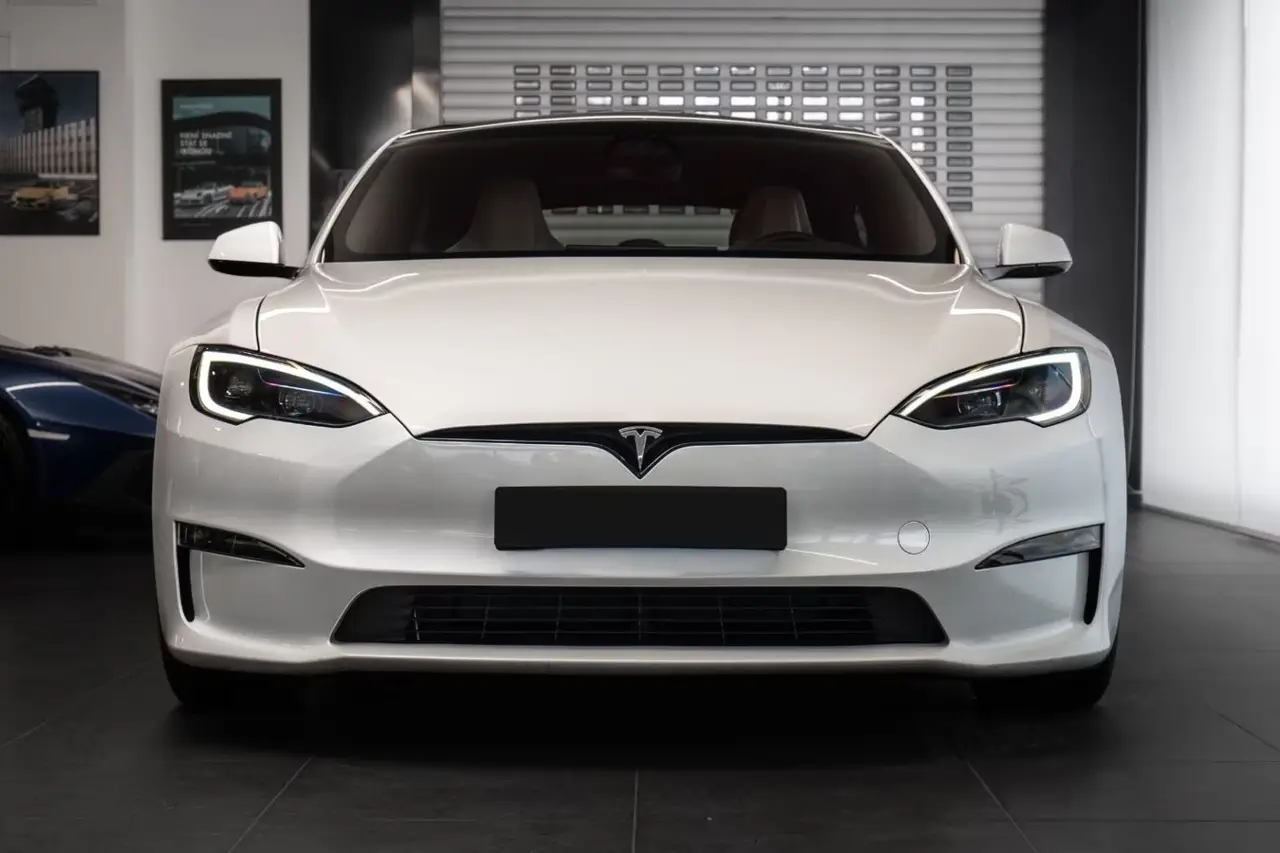 Tesla Model S Plaid 2025, profil latéral — Marbella Super Car Rental, Marbella. Tesla Model S Plaid in Marbella Louer la Tesla Model S Plaid à Marbella permet de…